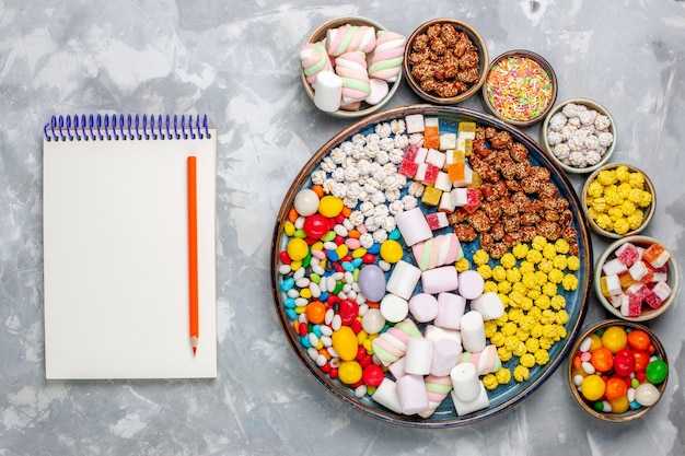 Scientific illustration of artificial sweeteners and brain health