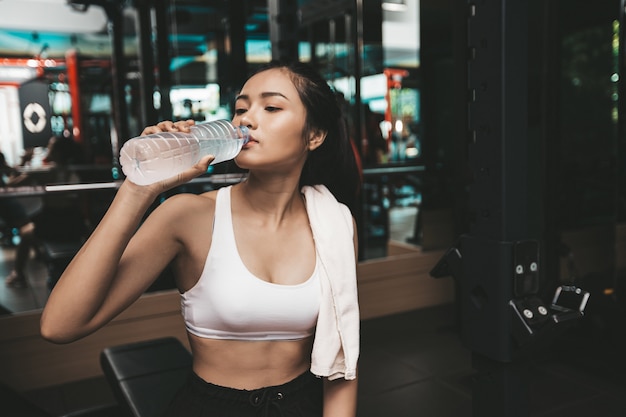 14 Smart Ways to Boost Hydration Through Core Workouts: Tips, Weekly Goals & Safety Tips
