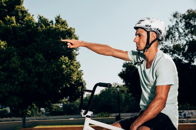 Correct cycling posture with aligned back and relaxed arms