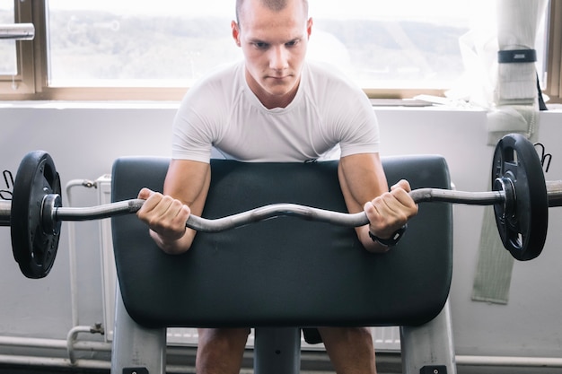 Seated dumbbell shoulder press to protect knees