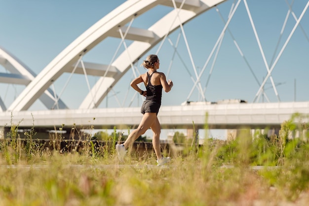 Runner performing Fartlek training in a park