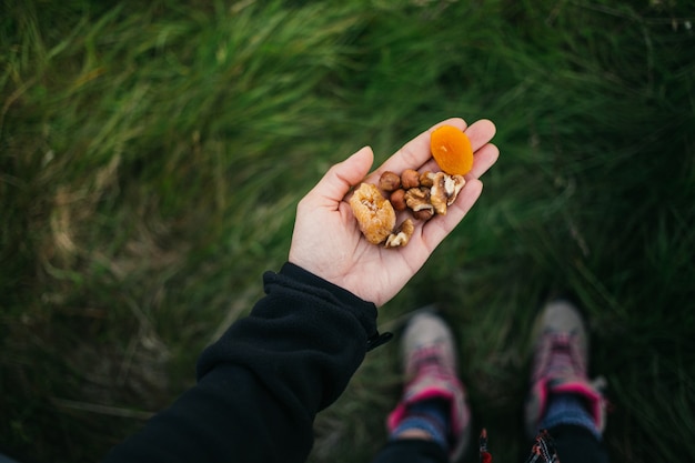 Healthy hiking snacks for energy and recovery