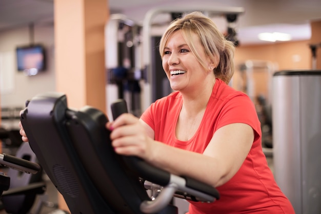 New mom using a seated row machine at the gym