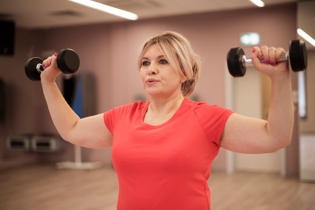 12 Smart Ways Women Over 40 Can Eat Smarter While Powerlifting — Coach-Approved Tips & Simple Swaps