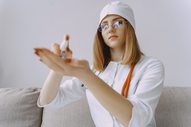 Florida Woman Fights for Her Life After Contracting Flesh-Eating Bacteria During Family Swim